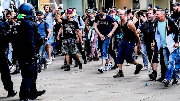 HOY / El presidente alemán pide "sensatez" ante las protestas por las restricciones