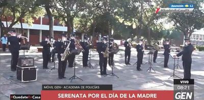 Policía Nacional con serenata sorprende a madres que se encuentran en albergues