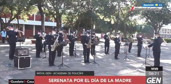Policía Nacional con serenata sorprende a madres que se encuentran en albergues