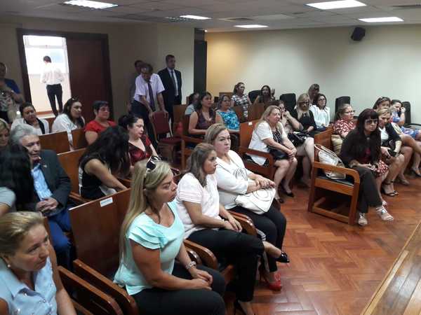 Magistrados emplazan a la Corte por pago de bonificación - Judiciales.net