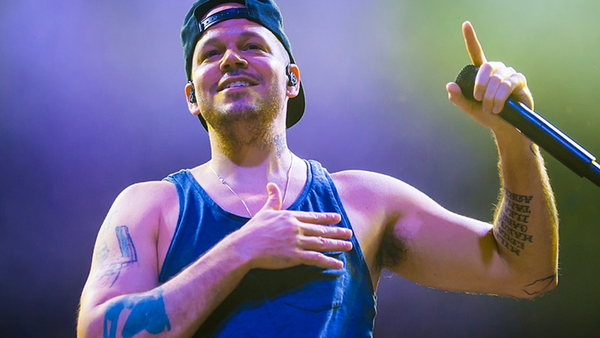 Residente reúne 113 besos en su nuevo tema Antes que el mundo se acabe