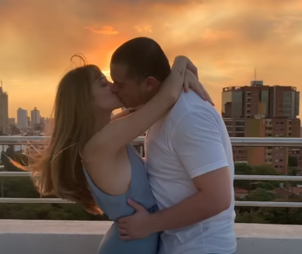 Pareja paraguaya aparece en el nuevo videoclip de Residente