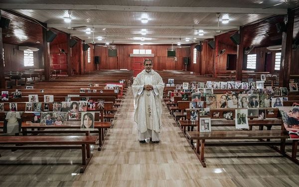 Emotiva misa con fotografías de madres en una jornada especial