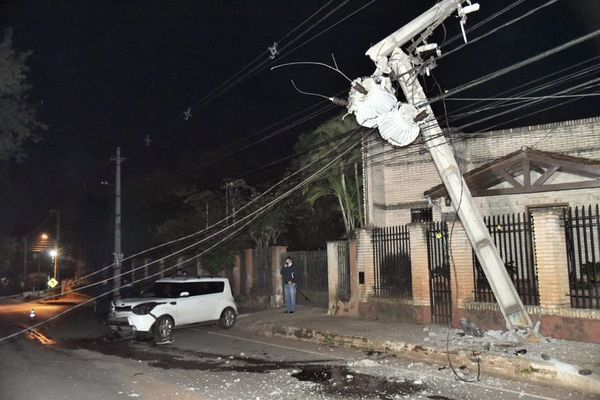 Columna de ANDE quedó inservible tras choque en Ñemby - Nacionales - ABC Color
