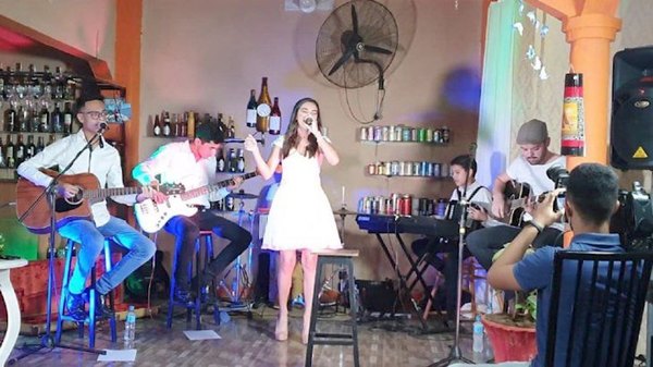 Quinceañera hizo show solidario por olla popular | Crónica