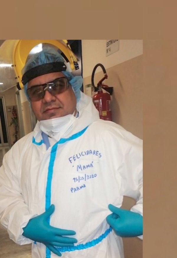 Enfermero le “dedicó” su uniforme a su mamá | Crónica