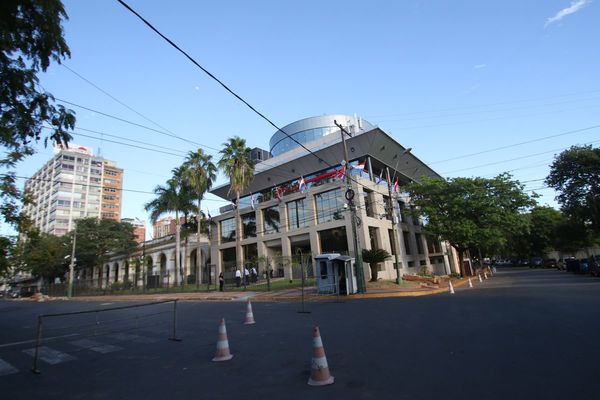 Recurren a la opinión de destacados juristas sobre recortes de privilegios