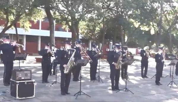 Policías homenajearon a mamis de un albergue | Crónica