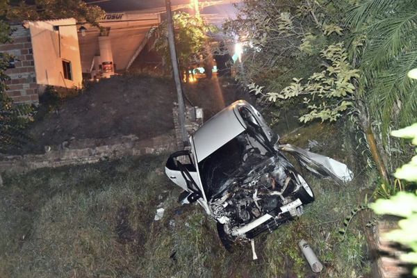 Dos heridos graves tras vuelco e incendio de dos vehículos en Pa’i Ñu - Nacionales - ABC Color