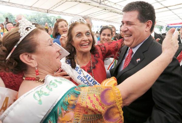 Horacio Cartes saludó a todas las madres en su día