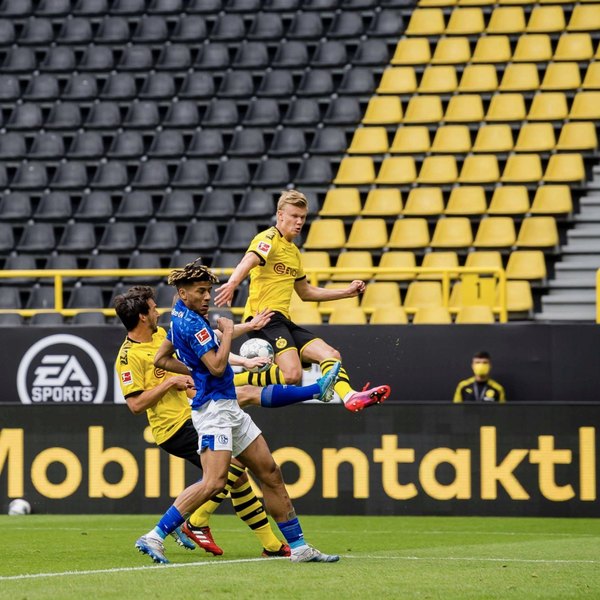 Un golazo de Haaland y el nuevo festejo con 'distancia' en la Bundesliga