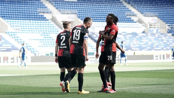 El festejo con 'beso' que rompió el protocolo de la Bundesliga