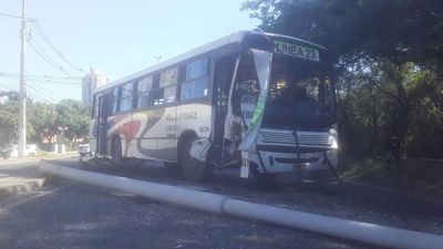 Colectivo con 14 pasajeros choca contra camioneta de militar en zona del Botánico - Nacionales - ABC Color
