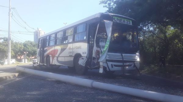 Colectivo con 14 pasajeros choca contra camioneta de militar en zona del Botánico - Nacionales - ABC Color
