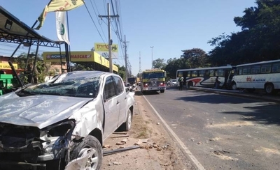 HOY / Aparatoso choque de colectivo contra una camioneta militar en zona del Botánico