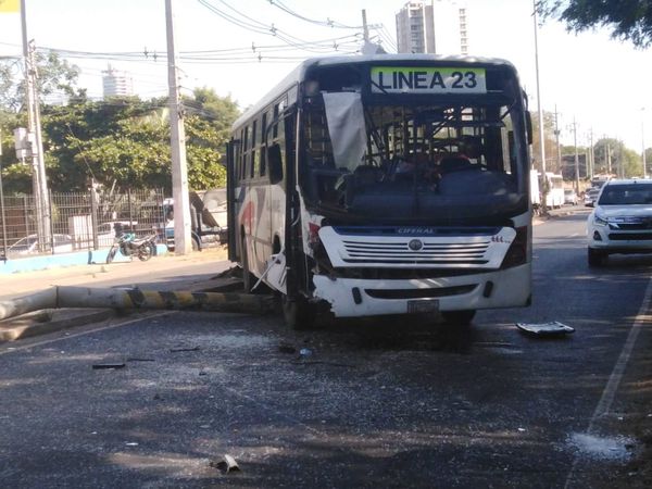 Bus y camioneta chocan sobre la ruta Transchaco