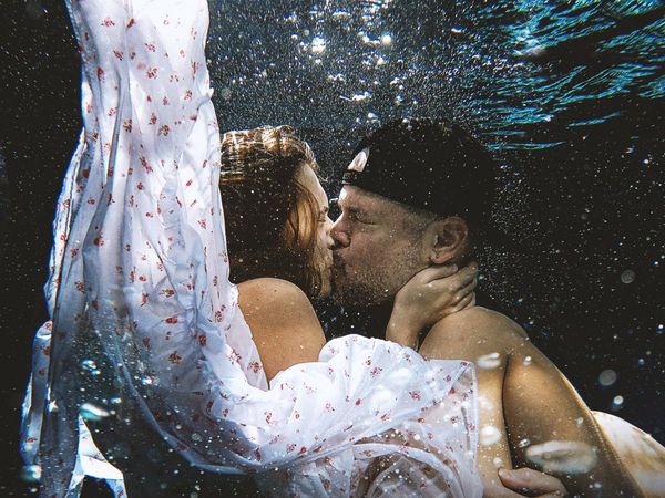 Residente junta 113 besos en su nuevo tema Antes que el mundo se acabe