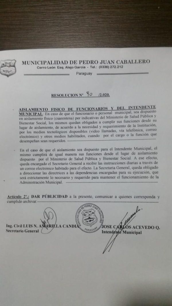 Para evitar que se sienten en su “silla”, intendente emite insólita resolución