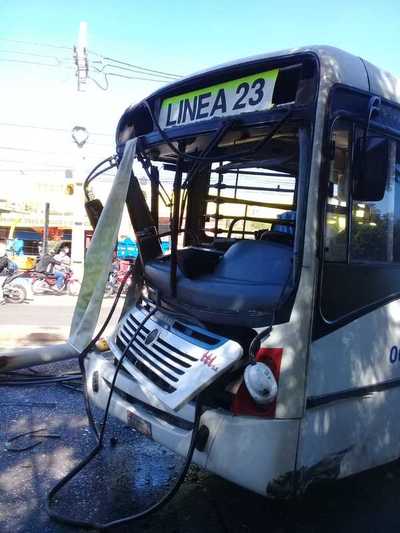 Camioneta de militar y ómnibus protagonizaron aparatoso accidente sobre la Transchaco - Megacadena — Últimas Noticias de Paraguay