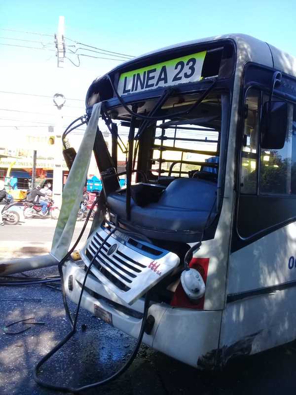 Camioneta de militar y ómnibus protagonizaron aparatoso accidente sobre la Transchaco - Megacadena — Últimas Noticias de Paraguay