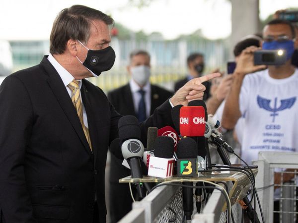 Bolsonaro vuelve a criticar distanciamiento social tras renuncia de ministro