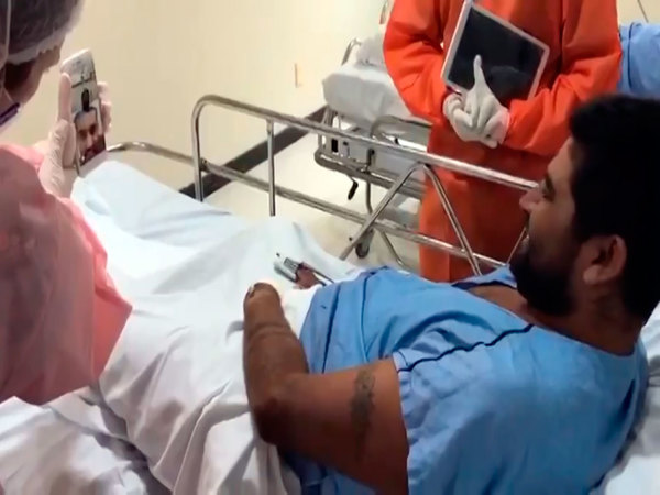 El arquero de Fortaleza le anuncia el alta médica a un hincha del club