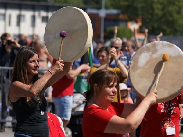 Miles de alemanes salen a protestar contra el encierro