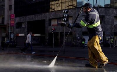 Rociar las calles con desinfectante es ineficaz