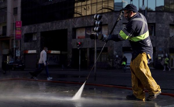 Rociar las calles con desinfectante es ineficaz