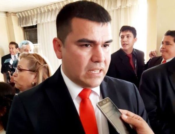 Funcionario toquetón - Campo 9 Noticias