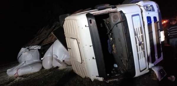 CAMIÓN TRANSPORTADOR DE GRANOS VOLCÓ EN TRINIDAD