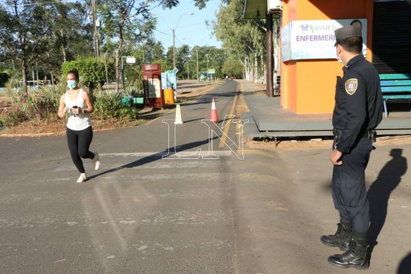 Se puede prescindir del tapabocas al trotar si no hay nadie cerca, afirma viceministro