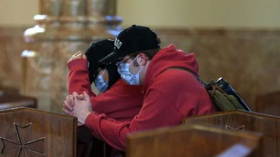 Según una encuesta, 62% de los creyentes considera al coronavirus un "mensaje de Dios"