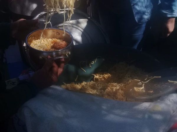 Piden ayuda para seguir con ollas populares que dan de comer a casi 200 personas