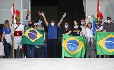 HOY / Una vez más, Bolsonaro burla al coronavirus: acude a manifestación con ministros y destaca aglomeración
