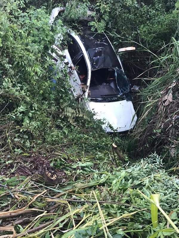 DOS LESIONADOS TRAS VIOLENTO VUELCO DE AUTOMÓVIL EN CERCANÍAS AL CRUCE KIMEX