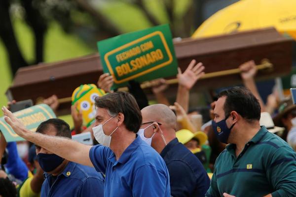Jair Bolsonaro volvió a participar de una manifestación y reiteró sus críticas a las medidas de distanciamiento social por el coronavirus