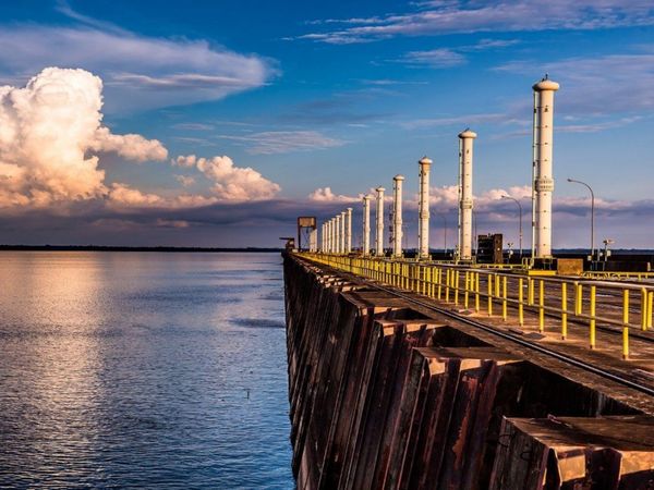 Itaipú inicia vertimientos para propiciar tránsito fluvial en el Paraná