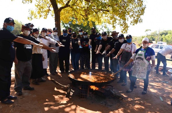 Paella gigante para las madres luqueñas causa furor en Itapuamí • Luque Noticias