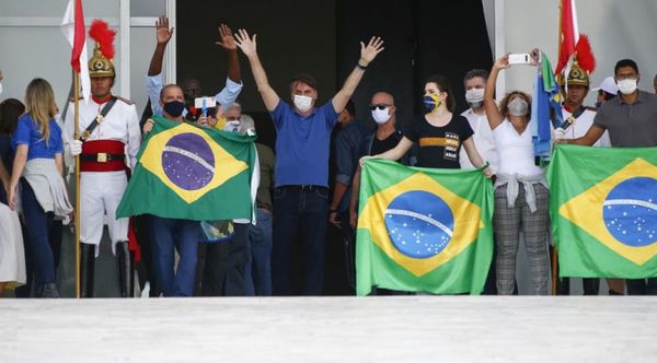 Una vez más, Bolsonaro burla al coronavirus: Acude a manifestación con ministros y destaca aglomeración