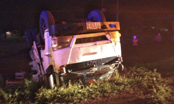 Camión cargado con banas vuelca al costado de Ruta 02 – Diario TNPRESS