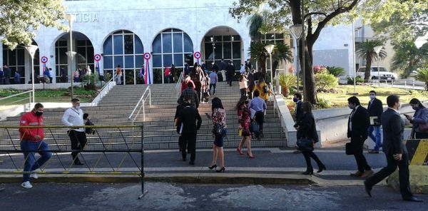 Filas de personas aguardan ingresar al Palacio de Justicia