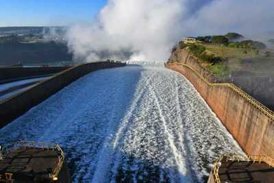 Itaipú abre compuertas para que crezca el río Paraná