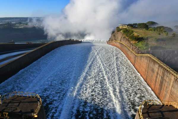 Itaipú abre compuertas para que crezca el río Paraná