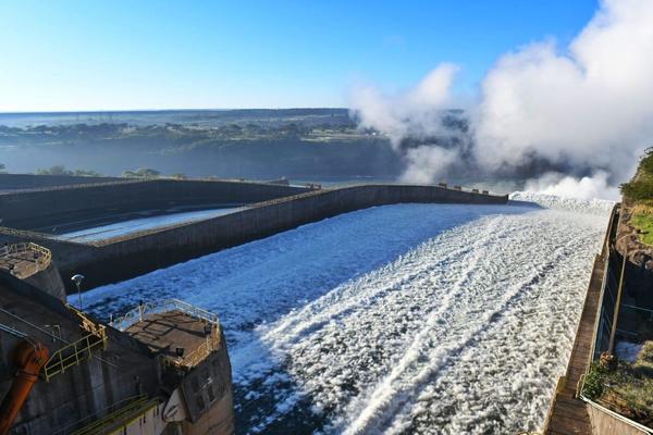 Itaipu abrió compuertas para ayudar a la navegabilidad del río Paraná - Noticde.com