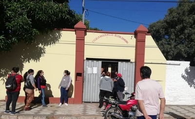 HOY / Denuncian irregularidades en distribución de kits de alimento escolar en escuela de Asunción