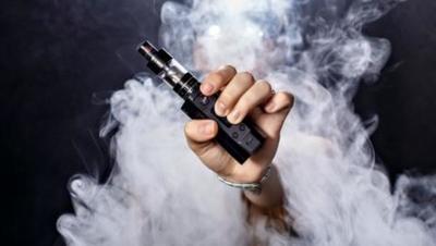 Fumar o vapear aumenta riesgo de contraer forma grave de Covid-19, advierte Salud