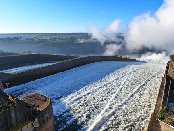 Itaipú abrió una compuerta para facilitar transito fluvial en el Paraná
