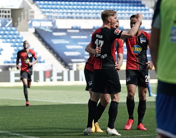 Un beso rompe los cuidados en el retorno de la Bundesliga