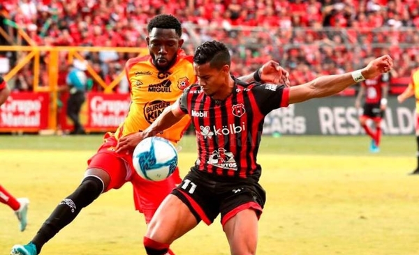 HOY / La liga de Costa Rica es la primera en reanudar el fútbol en toda América